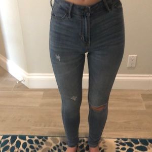 Medium wash highrise hollister jeans!!
